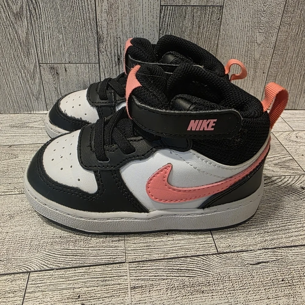 Nike Kids Sneakers - Black, White, and Pink Size 7c